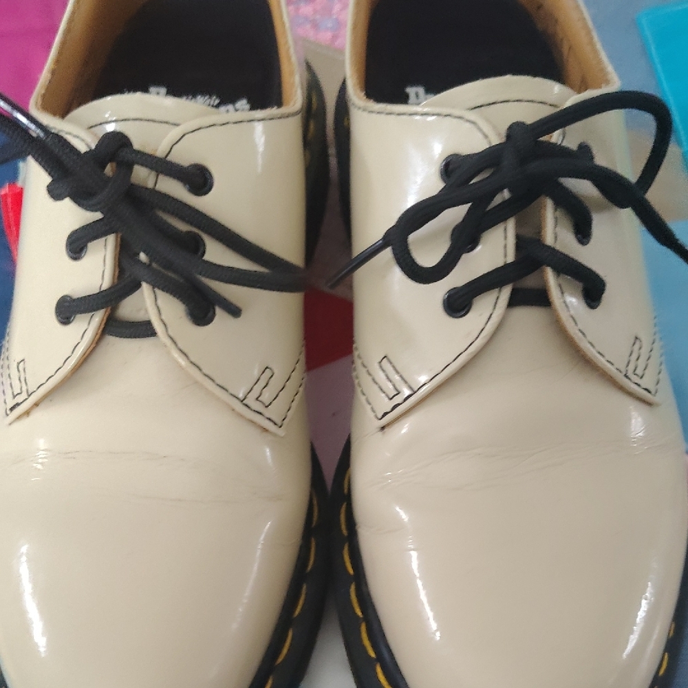 Dr. Martens 1461 Cream Patent 3-Eye Oxford with Black Laces - Picture 4 of 7
